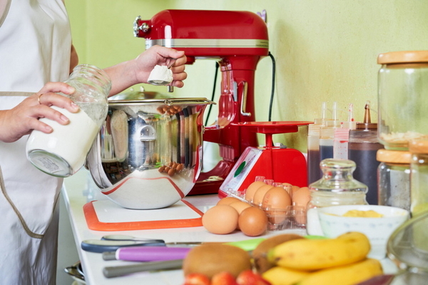 Ein Rezept für eine neue Eissorte ausprobieren