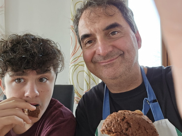 Mein Freund Didi mit Sohn Theodor beim Testen der Lebkuchen nach Ankunft der Postsendung