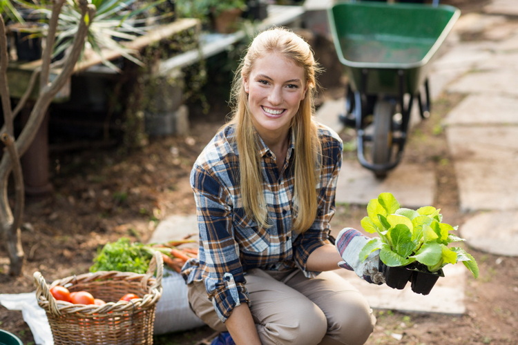 Sabine, unsere "Allrounderin im Gemüsegarten" packt dort an, wo Arbeit ansteht